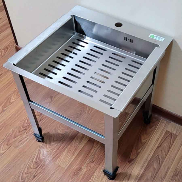 Ванна ножная из нержавеющей стали 500х500х200 мм С РЕШЕТКОЙ НА КАРКАСЕ 450 мм, 20384 фото  в интернет-магазине Санкомп