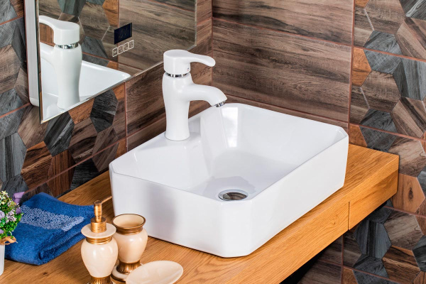 Смеситель керамический для раковины литой излив 100х100 мм белый матовый фото  в интернет-магазине Санкомп